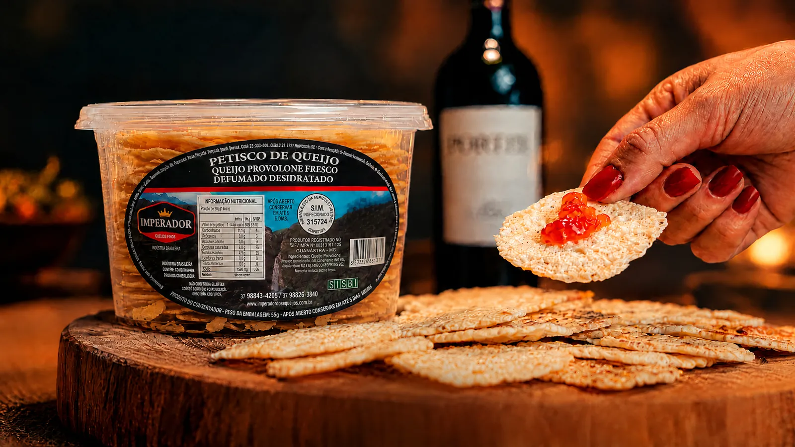 Petisco de queijo Imperador servido em tábua com vinho